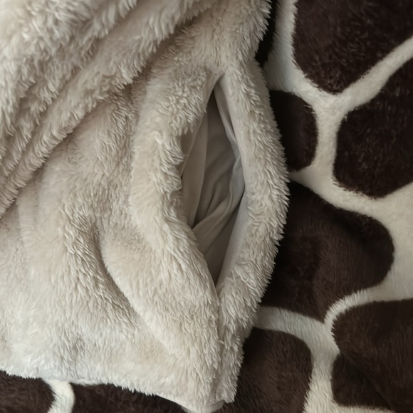 Pink XXl sweatshirt/jacket color is off white. Full front zip up with pockets. - Picture 2 of 3